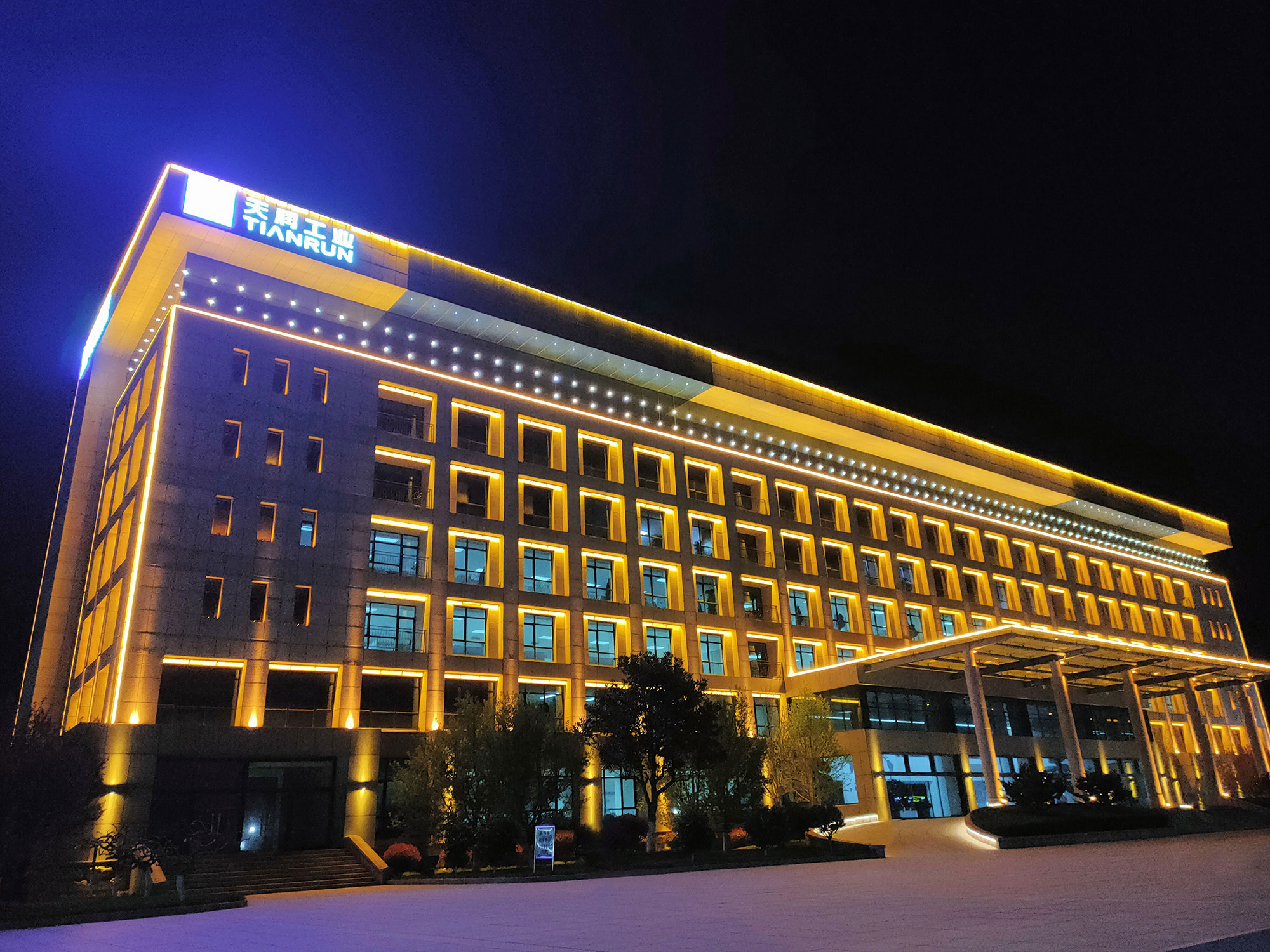 ��˾�칫��-����-��˾ҹ����������������Ȼ������������������������ְԱ��Ȼ�Ӱ�æµ���������������������.jpg